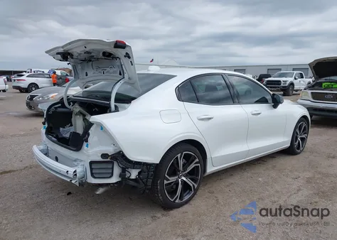 2024 Volvo S60 B5 Plus Dark Theme z USA, uszkodzony, nr VIN 7JRL12TL1RG300955